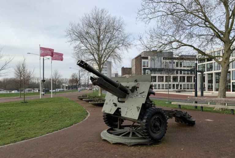 Brits kanon naast de brug in Arnhem waar zo hard om gevochten werd