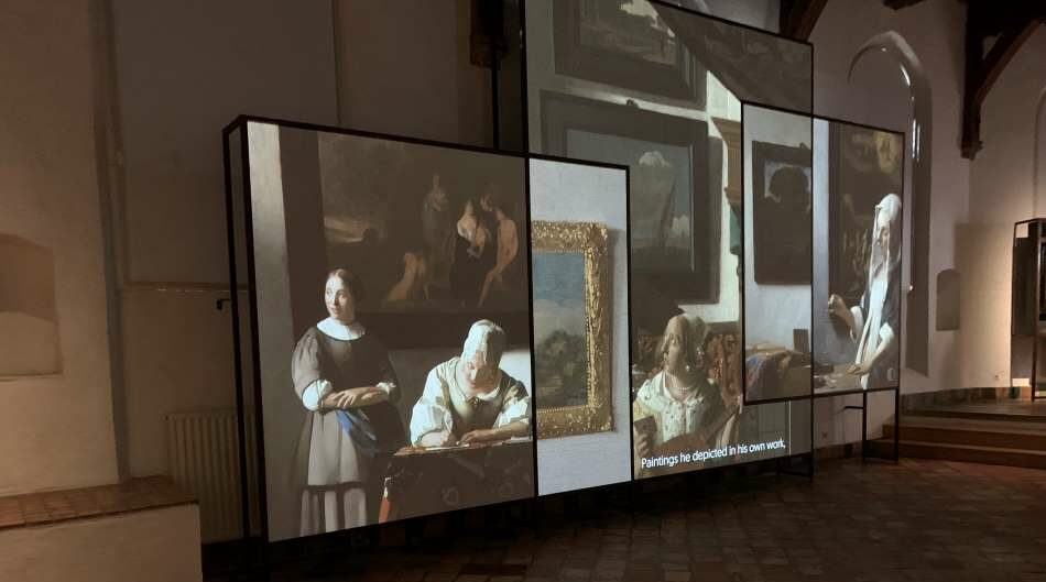 Eerste zaal in Vermeer tentoonstelling in Prinsenhof museum in Delft
