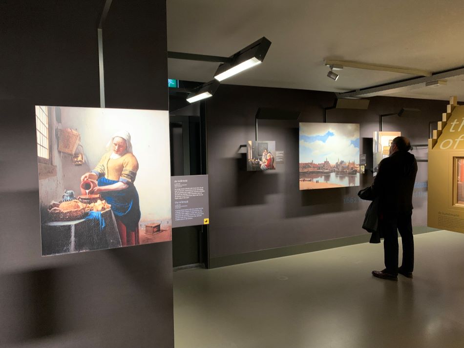 De reproducties van de schilderijen van Vermeer in het Vermeer Centrum in Delft