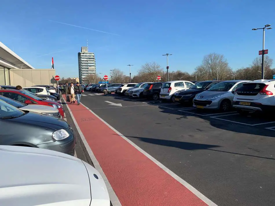Een vol parkeerterrein P1 bij The Mall of The Netherlands