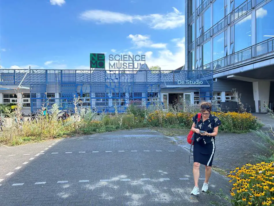 De Studio is een onderdeel van het Nemo Science Museum gelegen op het voormalige Marine terrein, op 15 minuten lopen van het Nemo Science Museum zelf. 