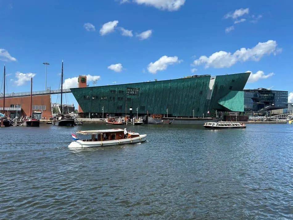 Het Nemo Science Museum in Amsterdam, gezien vanaf het voormalige Marineterrein aan de oostzijde.