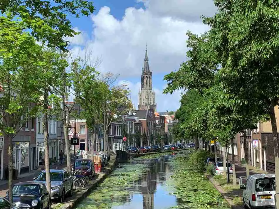 Kanaal in Delft met de Nieuwe Kerk op de achtergrond