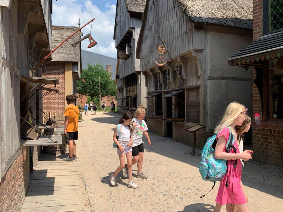 Kinderen lopen door een straat van een Middeleeuws stadje in het Archeon in Alphen