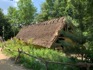 een prehistorisch huis in het Archeon in Alphen a/d Rijn