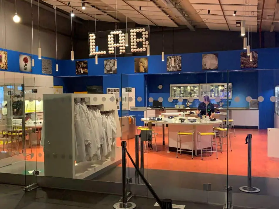 In het laboratorium van het NEMO Science Museum in Amsterdam kun je zelf proefjes doen