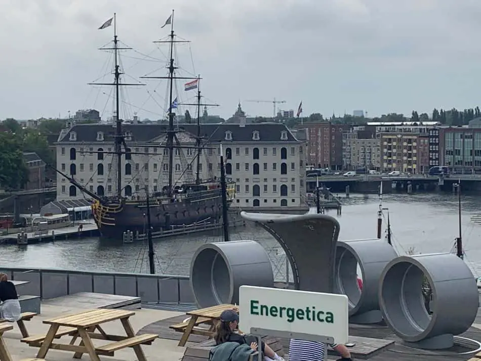 Energetica bevindt zich op het mooie dakterras van NEMO met uitzicht op het scheepvaartmuseum