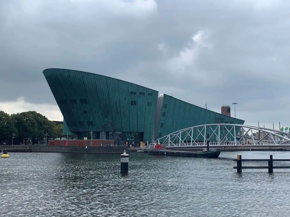 Het NEMO Science Museum in Amsterdam gezien vanaf de overkant van de Oosterdok