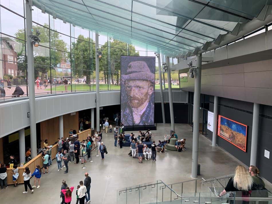 De entreehal van het van Gogh Museum in Amsterdam