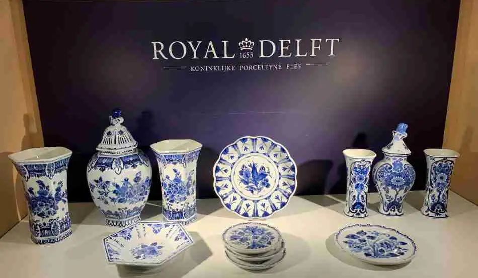 Delfts Blauw aardewerk van de Royal Delft fabriek in Delft