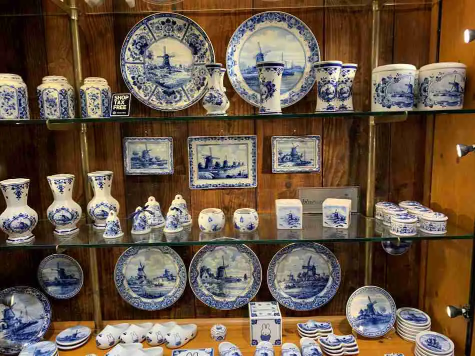 Delfts Blauw aardewerk te koop voor toeristen