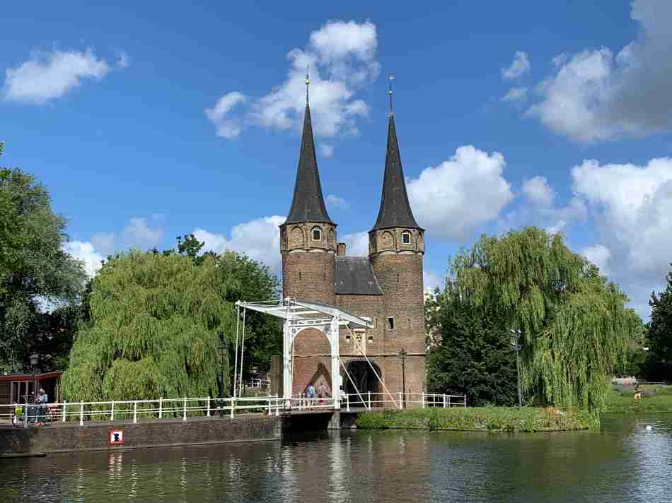 De Oosterpoort in Delft op een zonnige dag