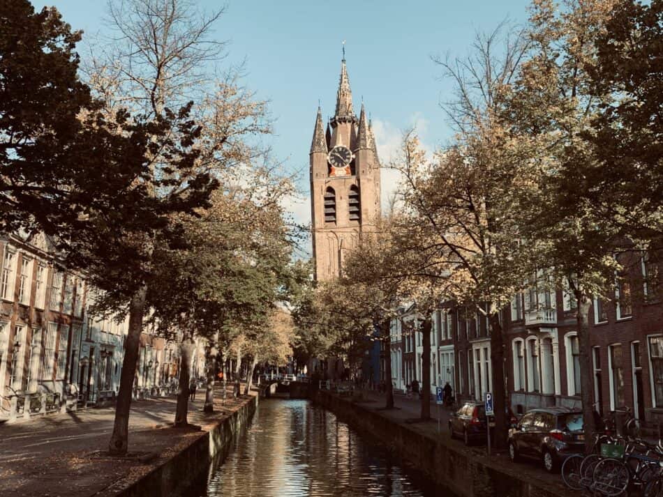 De Oude Kerk in Delft, gelegen aan één van de mooiste grachtjes in Delft, de Oude Delft.