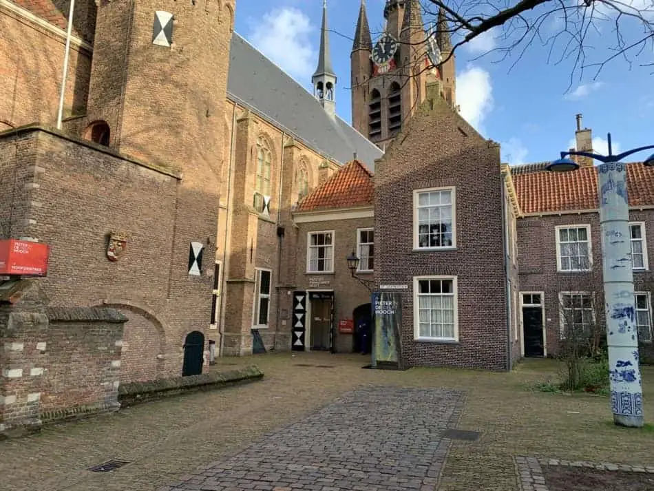 De ingang van het Prinsenhof in Delft met de Oude Kerk op de achtergrond