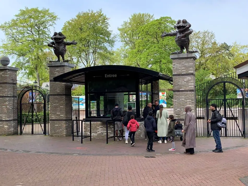 Een rij mensen voor de ingang van Attractiepark Duinrell in Wassenaar