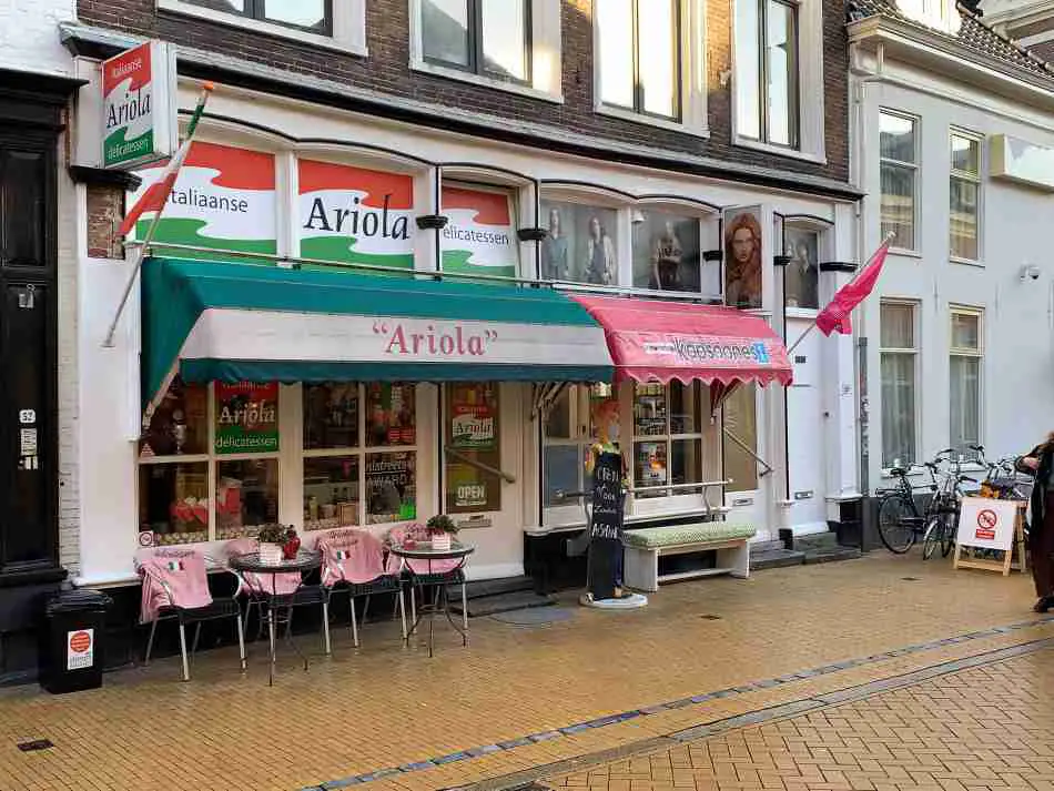 Ariola in de Folkingestraat in Groningen