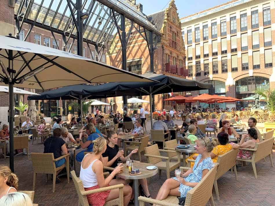 Het Waagplein in Groningen is het gezelligste plein in Groningen door de vele terrasjes