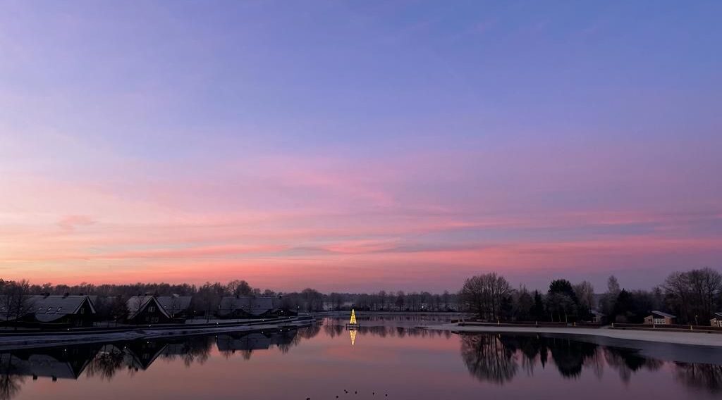 zonsondergang boven het recreatiemeerje op Hof van Saksen in de winter