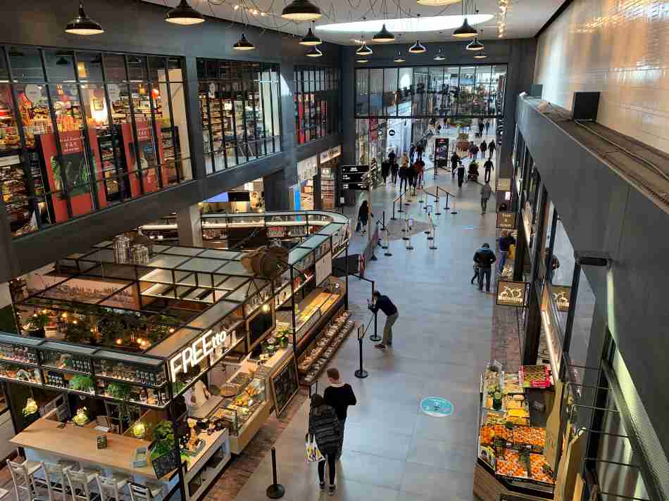bovenaanzicht van The Food Court in Westfield Mall of The Netherlands in Leidschendam