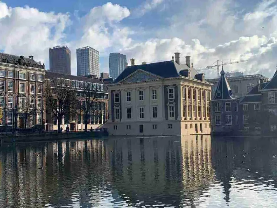 De achterkant van het Mauritshuis, gelegen aan de Hofvijver en naast het torentje van de premier van Nederland