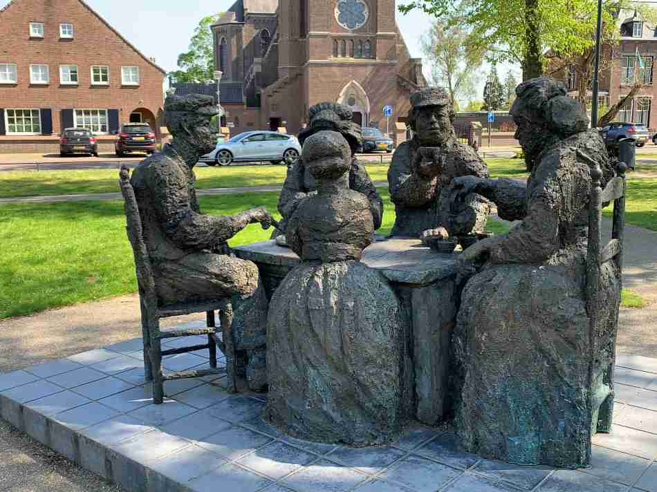 Het beeldhouwwerk "de Aardappeleters" in het centrum van Nuenen
