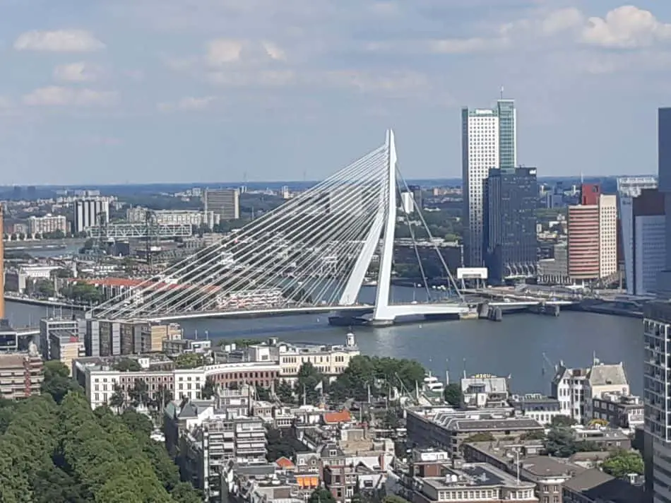 De Erasmusbrug in Rotterdam; gezien vanaf de Euromast