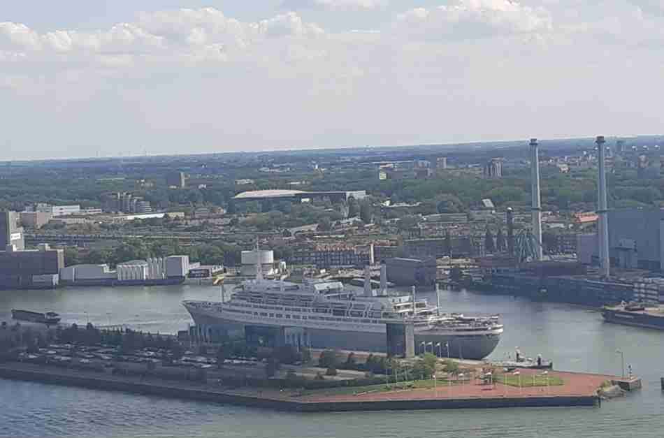 De SS Rotterdam gezien vanaf de Euromast in Rotterdam