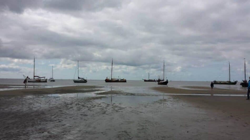 Wadlopen Pieterburen organiseert wadlopen over een drooggevallen Waddenzee. Zeilboten op een drooggevallen Waddenzee