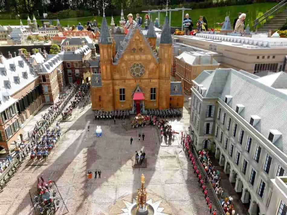 Het miniatuur-Binnenhof in Den Haag zoals te zien is in Madurodam
