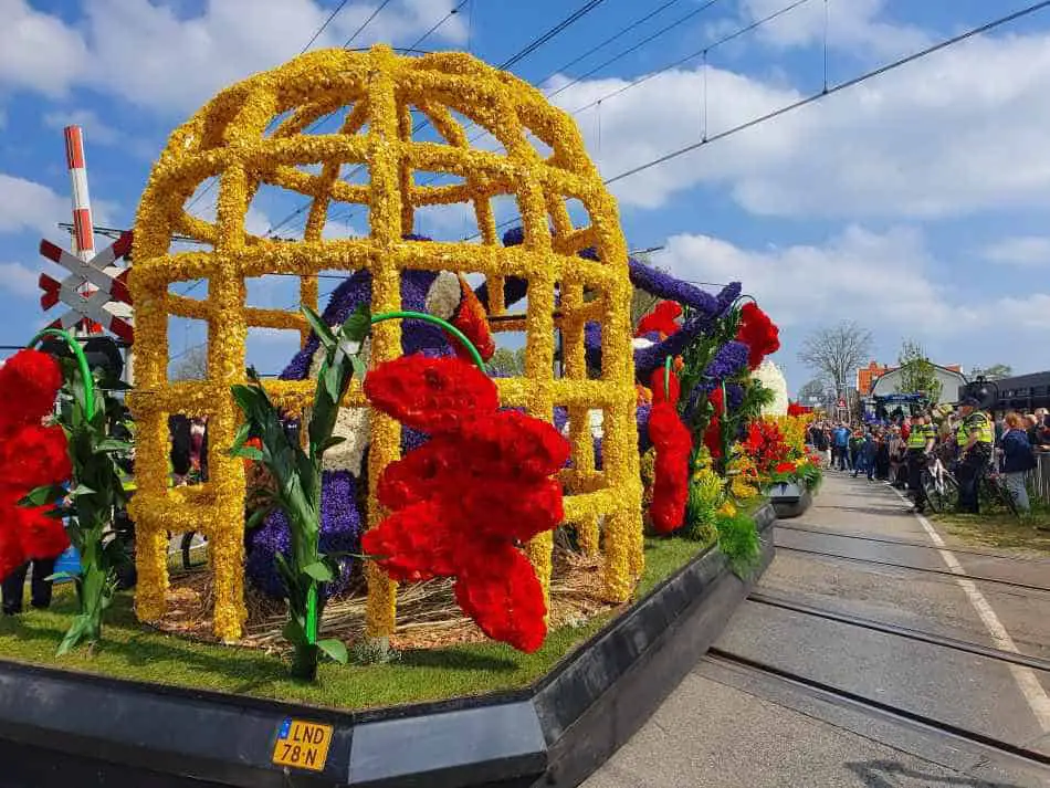 Praalwagen in bloemencorso Bollenstreek