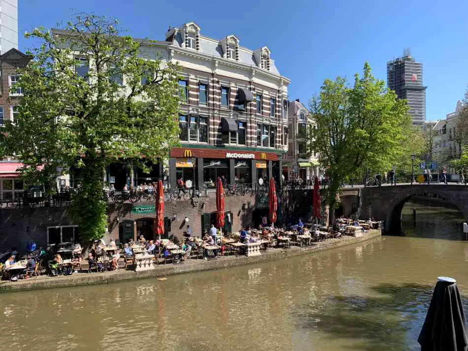 Terrasjes aan de Oude Gracht in Utrecht op een zonnige zomerdag
