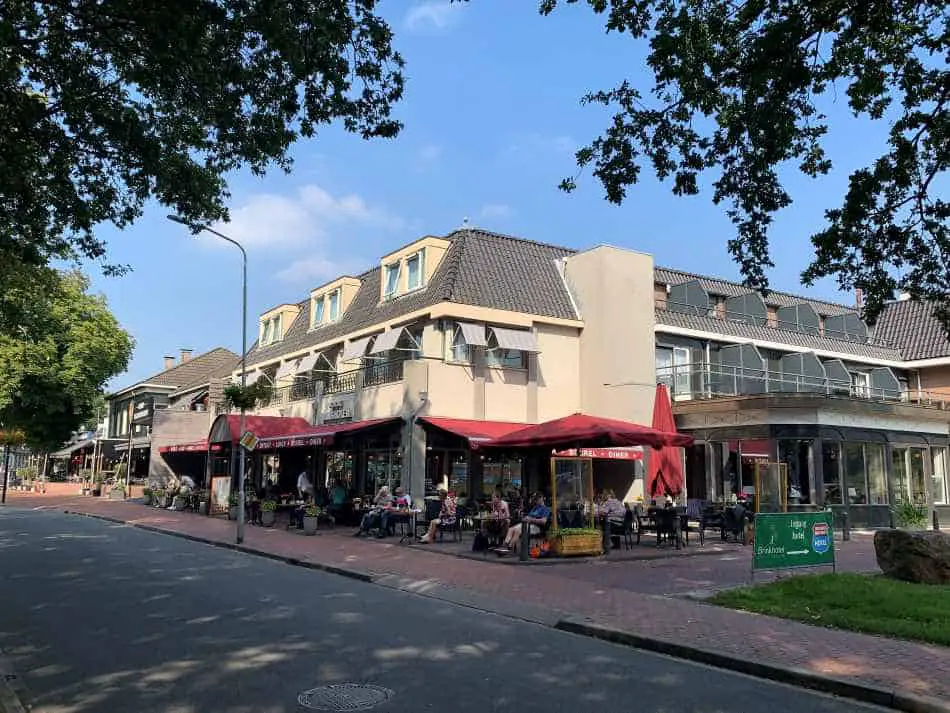 Het Brink Hotel in Zuidlaren ligt aan het begin- en eindpunt van een etappe en heeft een mooi terrasjes naast het hotel